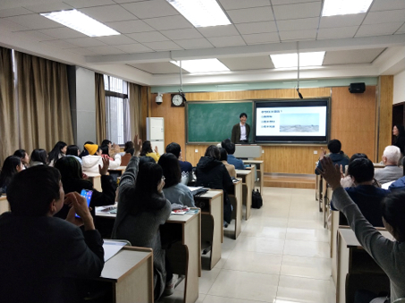 同学们积极参与环境演讲会活动