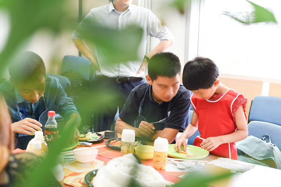 大小朋友共同制作环保便当