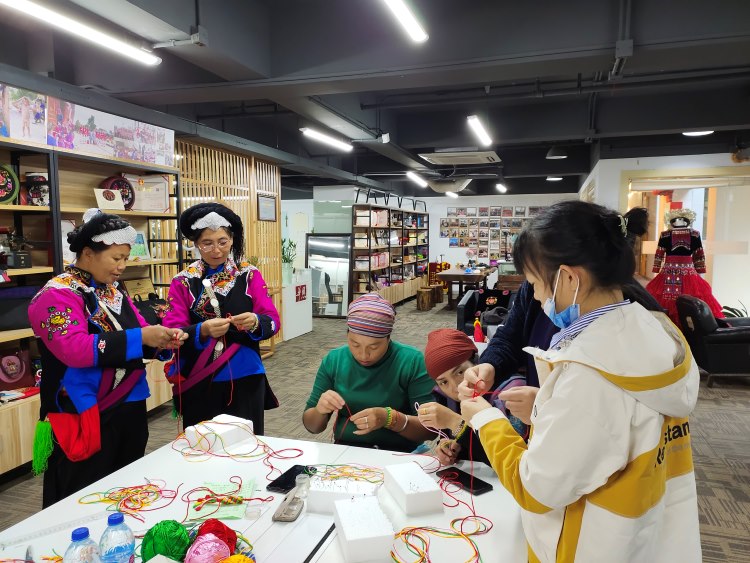 云南绣娘正在学习使用Brother缝纫产品