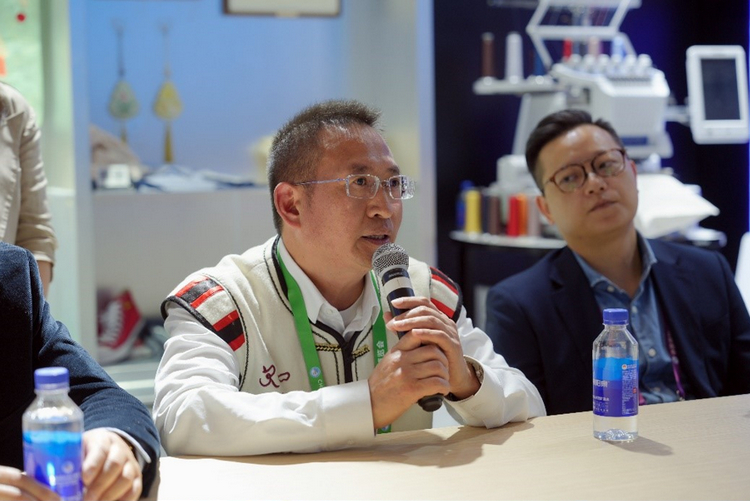 赵峥老师和陈智院长分享绣娘项目情况