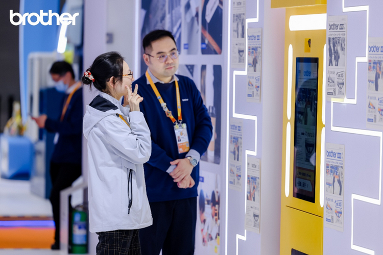 专业观众前来体验拍报机