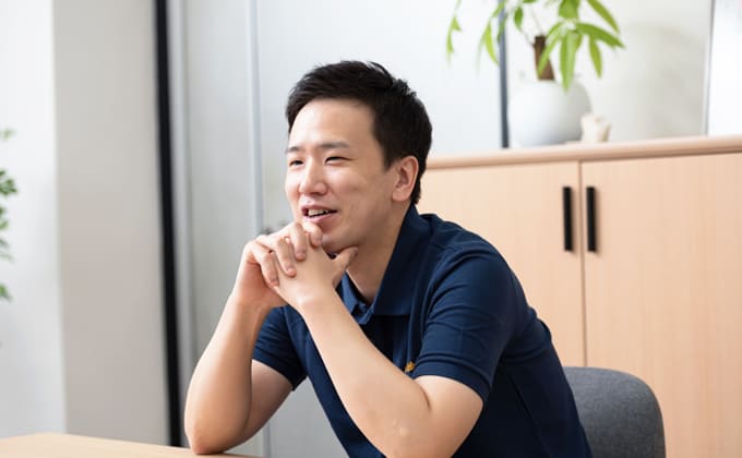 接受采访时